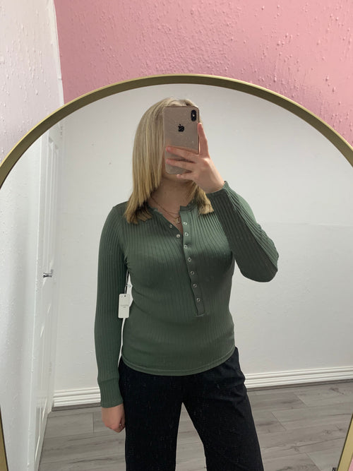 WINTER RIBBED BUTTON UP TOP