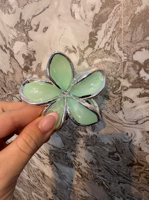 LARGE FLOWER HAIR CLIPS