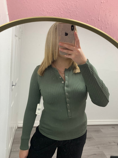 WINTER RIBBED BUTTON UP TOP