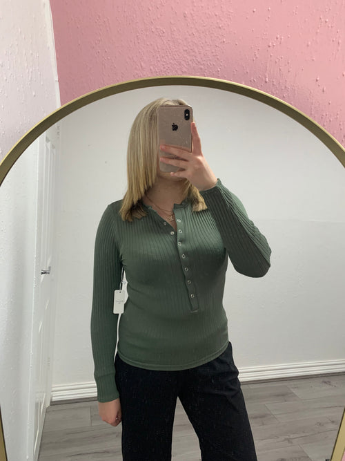 WINTER RIBBED BUTTON UP TOP