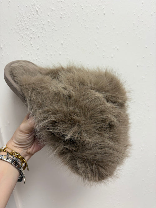 DAISY FLUFFY XXL SLIPPERS