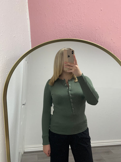 WINTER RIBBED BUTTON UP TOP