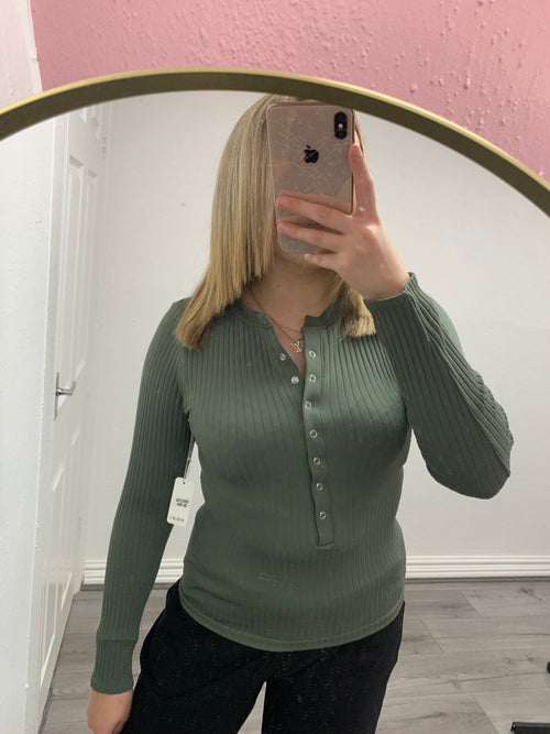 WINTER RIBBED BUTTON UP TOP