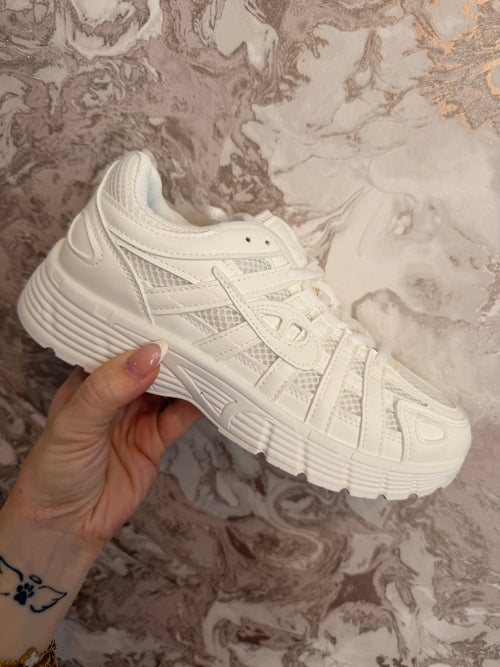 WHITE NIKE P-6000