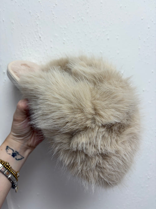 DAISY FLUFFY XXL SLIPPERS