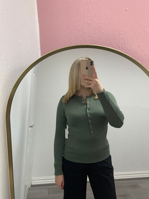 WINTER RIBBED BUTTON UP TOP