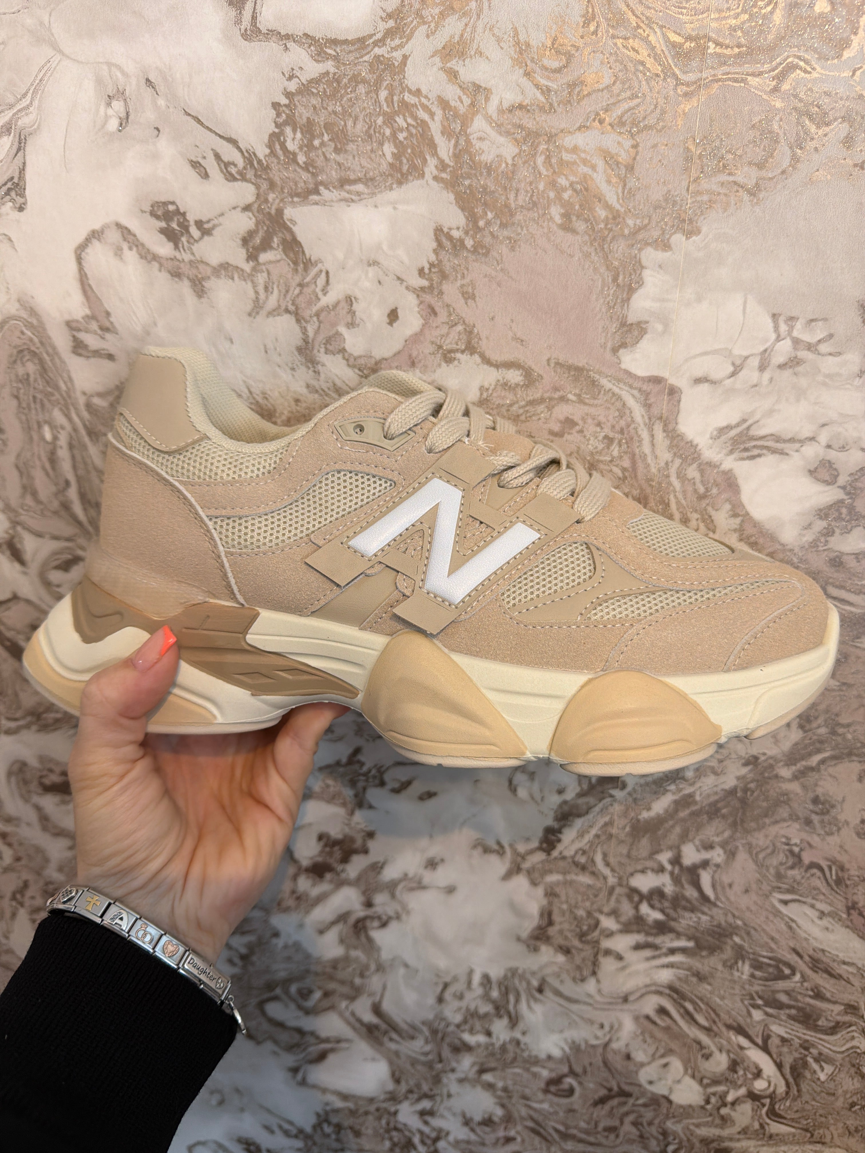 BEIGE N B TRAINERS SIZE 7