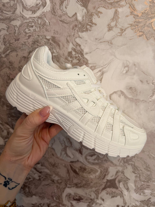 WHITE NIKE P-6000