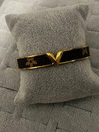 V GOLD PATTERNED BANGLE
